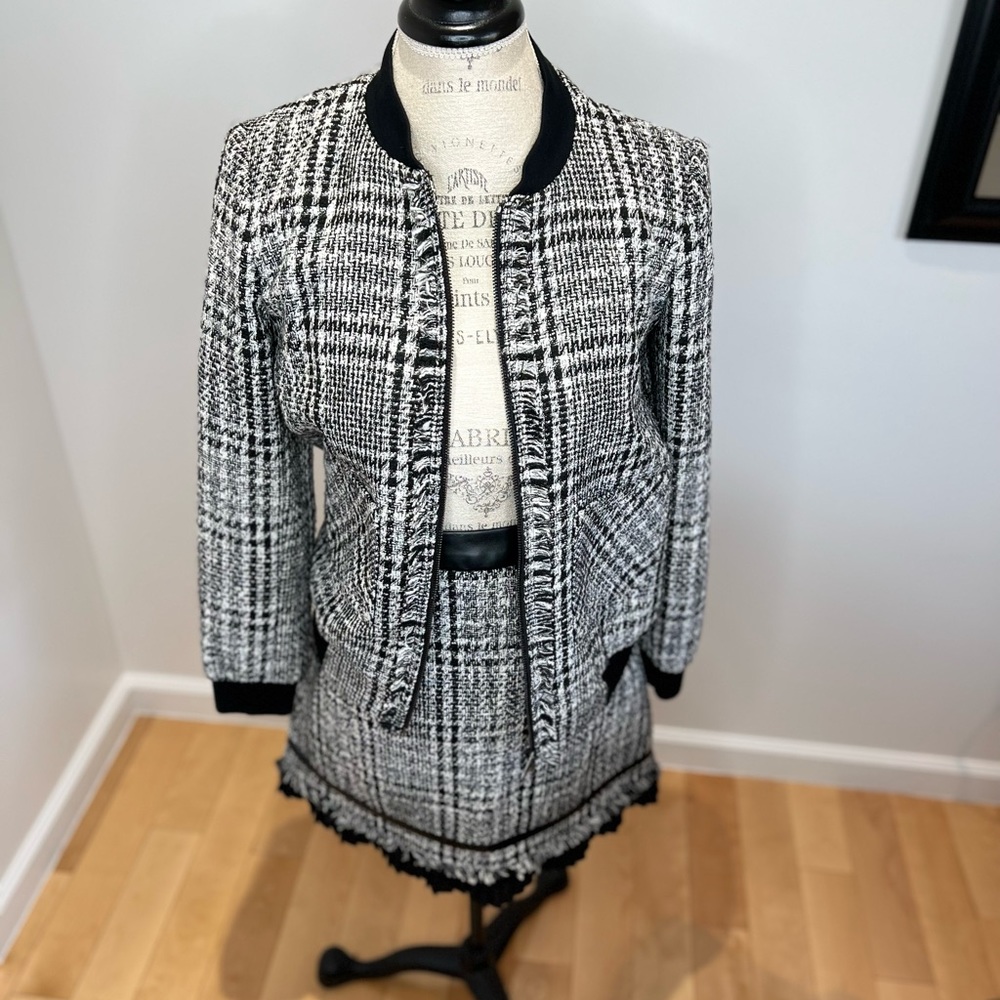 Lined 2-piece set - jacket with front zipper and skirt.